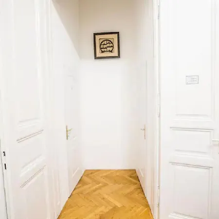 Centre Sunshine Bedroom Room Season 5 Budapest Exterior photo