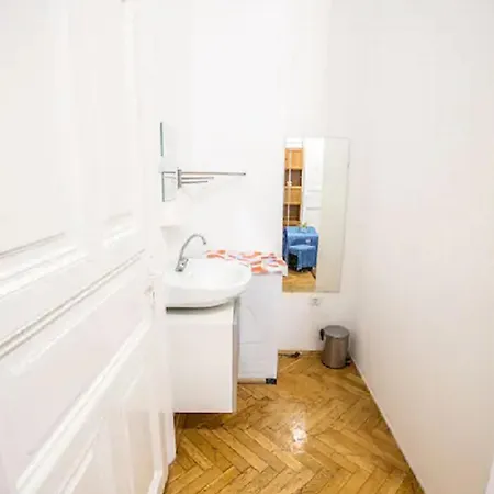 Centre Sunshine Bedroom Room Season 5 Budapest Exterior photo
