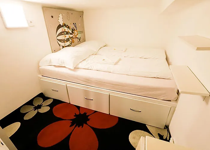 Centre Sunshine Bedroom Room Season 5