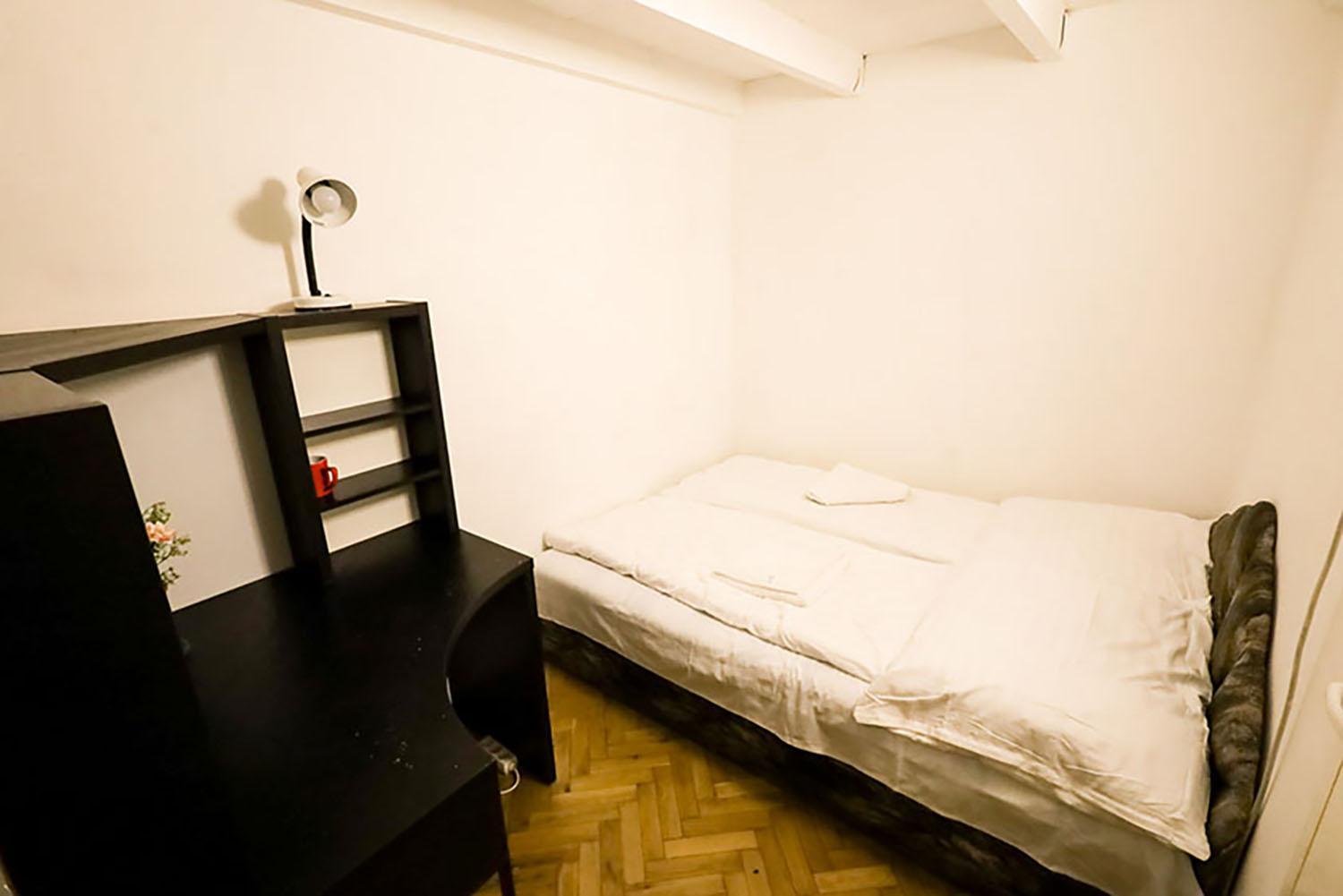 Centre Sunshine Bedroom Season 5 בודפשט