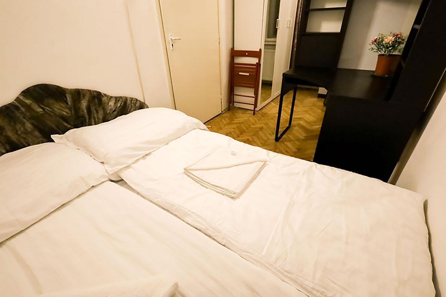 Centre Sunshine Bedroom Season 5 בודפשט